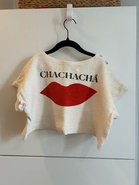 CHACHACHÁ Cream Cropped Sweatshirt with Red Lip Graphic - Size 8/9
